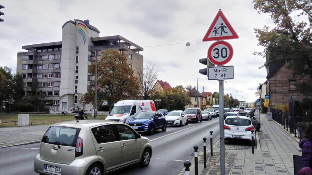 Das Bild zeigt die Tempo 30 Beschilderung auf der Eibacher Hauptstraße auf Höhe des "Schwarzen Adler"