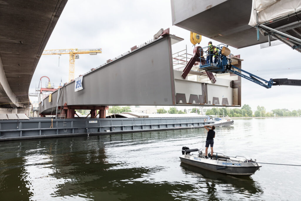 Letztes Teilstück der neuen Frankenschnellwegbrücke eingehoben 2 Letztes Teilstück der neuen Frankenschnellwegbrücke eingehoben